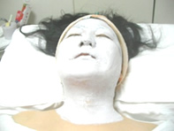 お顔全体に塗布します。